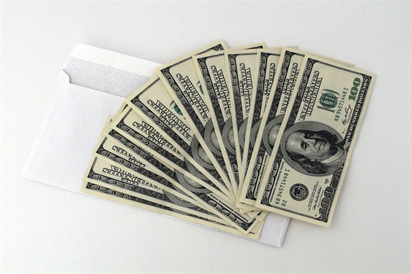 金价站上3300美元/盎司，有人抛售金饰一次净赚130万，回收商家却说生意难做