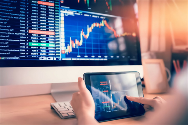 特朗普威胁对日韩等多国征25%关税，央行增持推动金价暴涨超2%